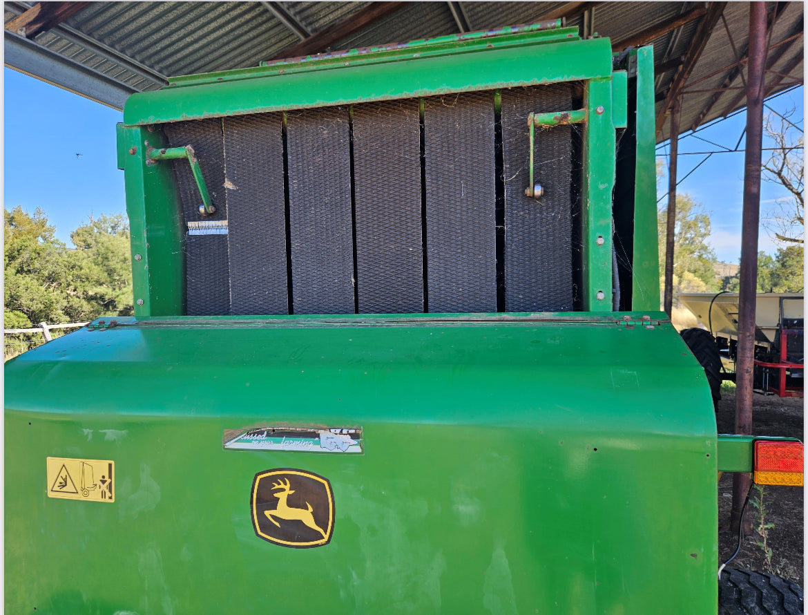 John Deere 592 Round Baler